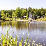 By Pond In בקתה ולדהובן
