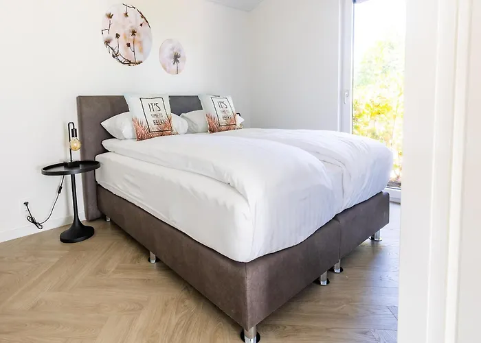 By Pond In Σαλέ Veldhoven