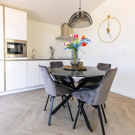 شاليه By Pond In